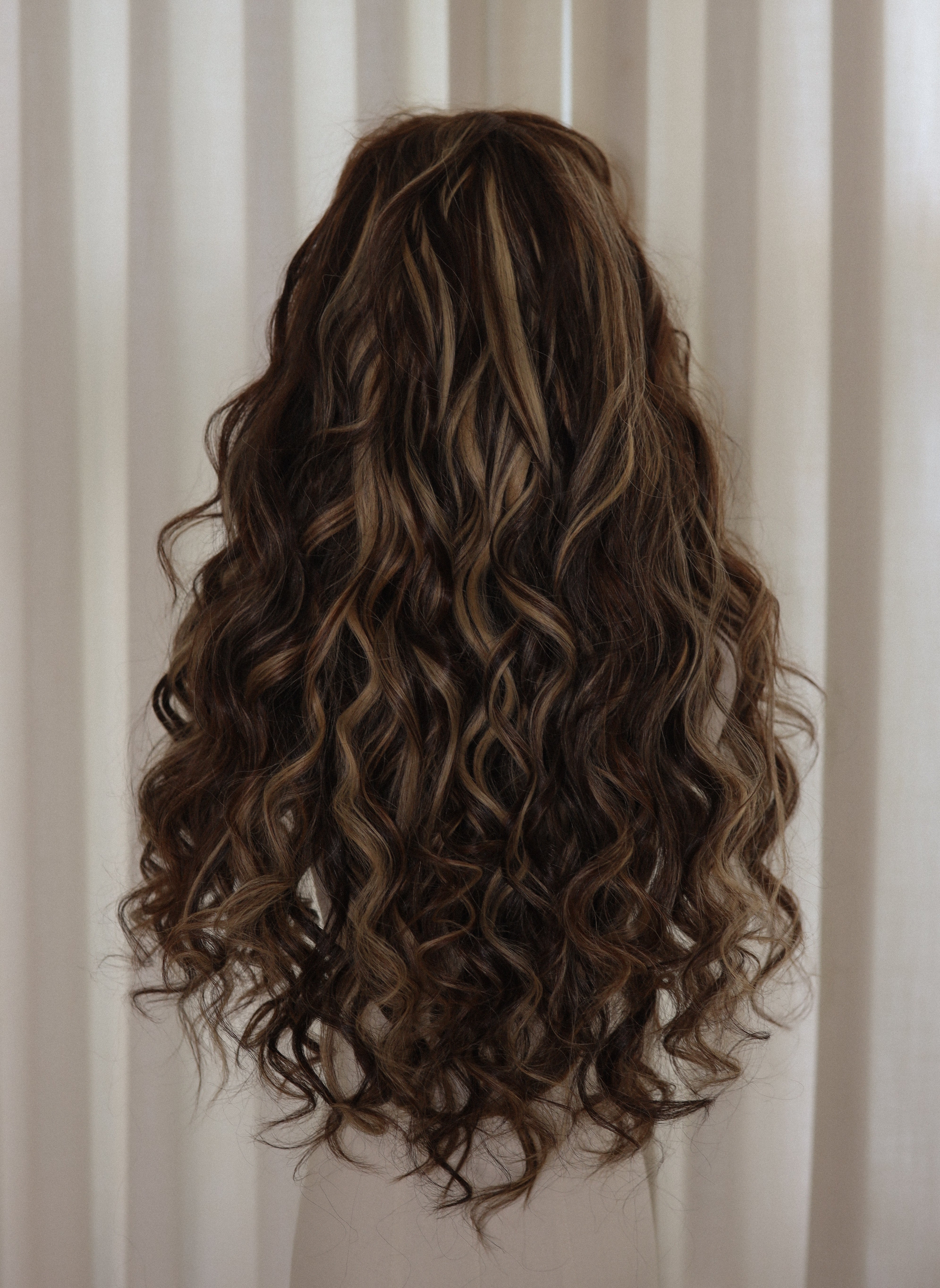 enoléh | "The Drama" (26" Ocean Wave Honey Bee Color Wig)